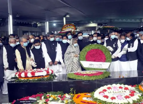 শোক দিবসে বঙ্গবন্ধুকে শ্রদ্ধা জানাতে জনতার ঢল শোক দিবসে বঙ্গবন্ধুকে শ্রদ্ধা জানাতে জনতার ঢল