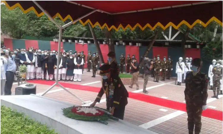 টুঙ্গিপাড়ায় প্রধানমন্ত্রীর পক্ষে জাতির জনকের সমাধিতে শ্রদ্ধা নিবেদন