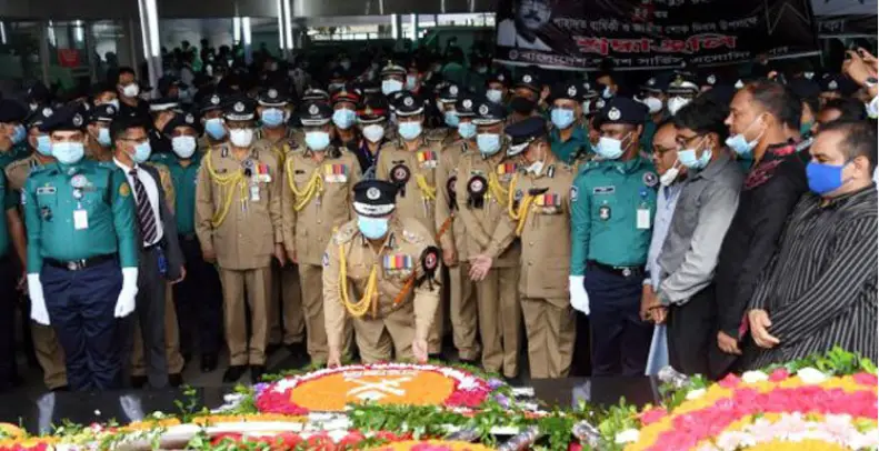 বঙ্গবন্ধুর প্রতিকৃতিতে আইজিপির শ্রদ্ধা নিবেদন