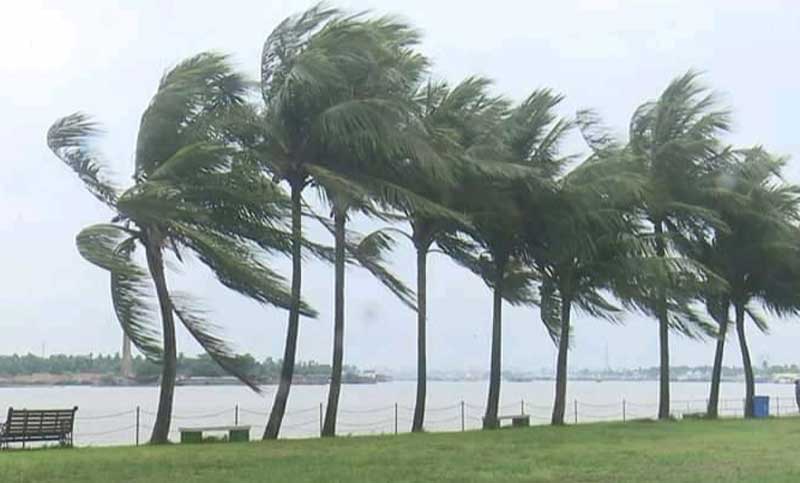 উপকূলীয় অঞ্চলে ৮০ কিলোমিটার বেগে আসছে ঝড় উপকূলীয় অঞ্চলে ৮০ কিলোমিটার বেগে আসছে ঝড়