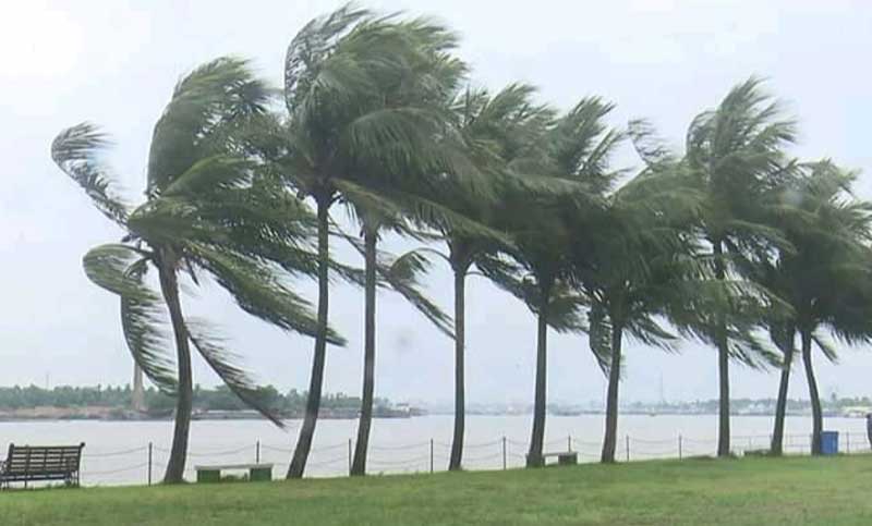 উপকূলীয় অঞ্চলে ৮০ কিলোমিটার বেগে আসছে ঝড়