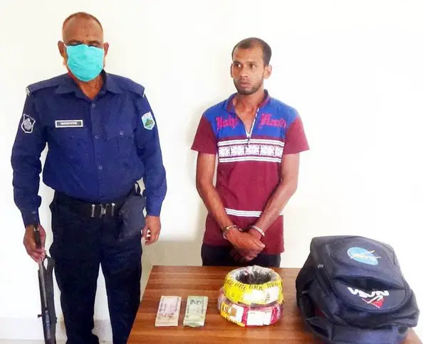 নিয়ামতপুরে চুরি যাওয়া দেড় লাখ টাকা ও ৫ গ্রাম হেরোইনসহ গ্রেফতার ২ নিয়ামতপুরে চুরি যাওয়া দেড় লাখ টাকা ও ৫ গ্রাম হেরোইনসহ গ্রেফতার ২