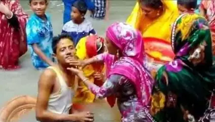 অস্বাভাবিক জোয়ারের পানিতে বিয়ের গায়ে হলুদের অনুষ্ঠান অস্বাভাবিক জোয়ারের পানিতে বিয়ের গায়ে হলুদের অনুষ্ঠান