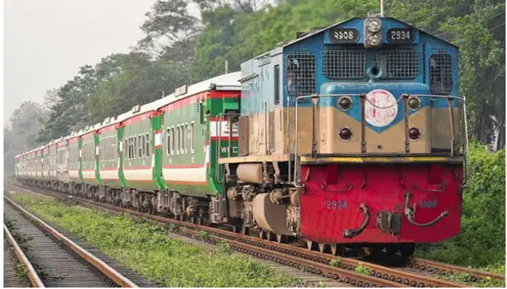 স্বাভাবিক অবস্থায় ফিরেছে ট্রেন চলাচল স্বাভাবিক অবস্থায় ফিরেছে ট্রেন চলাচল
