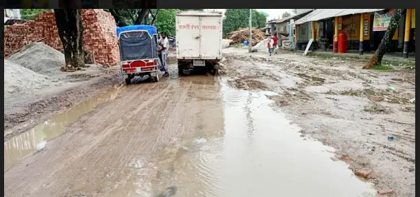 নওগাঁর পোরশা উপজেলা সদরের সড়কের বেহাল দশা নওগাঁর পোরশা উপজেলা সদরের সড়কের বেহাল দশা