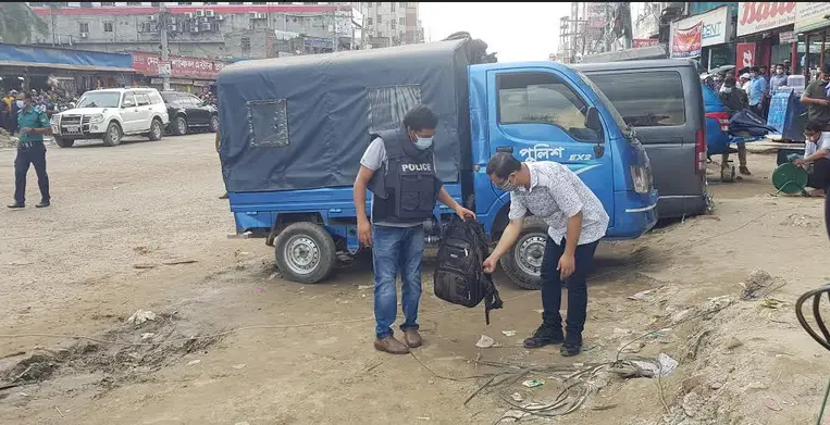 গাজীপুরে বোমার ভয় দেখিয়ে ব্যাংক থেকে টাকা লুটের চেষ্টা, আটক ১ গাজীপুরে বোমার ভয় দেখিয়ে ব্যাংক থেকে টাকা লুটের চেষ্টা, আটক ১