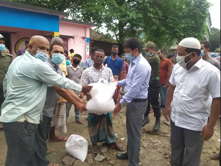 ঠাকুরগাঁওয়ে রেলওয়ের জমি থেকে উচ্ছেদকৃত পরিবারের মাঝে ত্রাণ বিতরণ