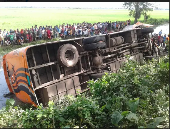 মাগুরায় সড়ক দুর্ঘটনায় ৪ জন নিহত, আহত ২০ মাগুরায় সড়ক দুর্ঘটনায় ৪ জন নিহত, আহত ২০