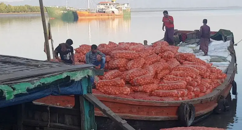 পেঁয়াজ ভর্তি ট্রলার ভিড়েছে টেকনাফে পেঁয়াজ ভর্তি ট্রলার ভিড়েছে টেকনাফে