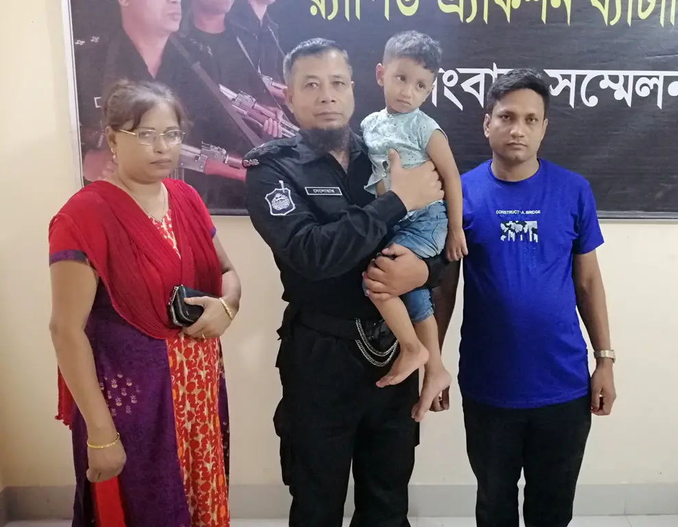 গাজীপুরে অপহরণ হওয়া তিন বছরের শিশু মায়ের কোলে ফিরেছে গাজীপুরে অপহরণ হওয়া তিন বছরের শিশু মায়ের কোলে ফিরেছে