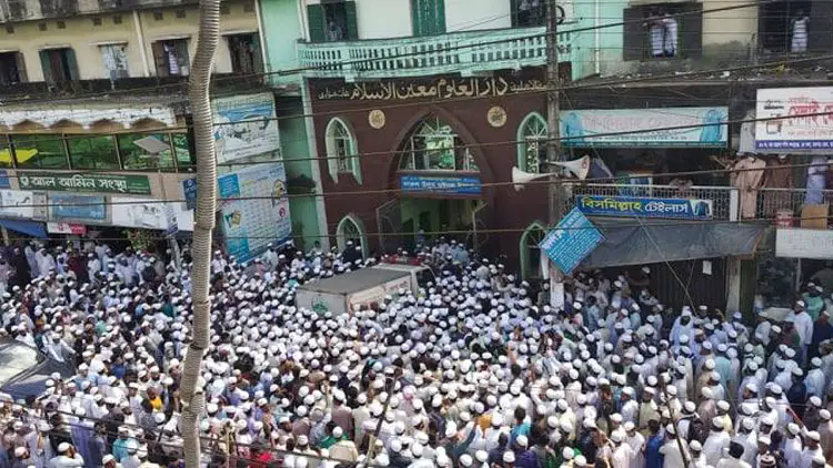 আহমদ শফীর মরদেহ হাটহাজারী মাদ্রাসায় আহমদ শফীর মরদেহ হাটহাজারী মাদ্রাসায়