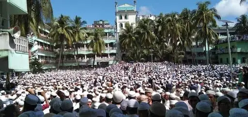 হেফাজত আমির আল্লামা শাহ আহমদ শফীর জানাজায় লাখো মানুষ হেফাজত আমির আল্লামা শাহ আহমদ শফীর জানাজায় লাখো মানুষ