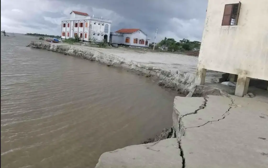 মাদারীপুরে ভাঙ্গনের মুখে কমিউনিটি ক্লিনিক ও হাট-বাজার মাদারীপুরে ভাঙ্গনের মুখে কমিউনিটি ক্লিনিক ও হাট-বাজার