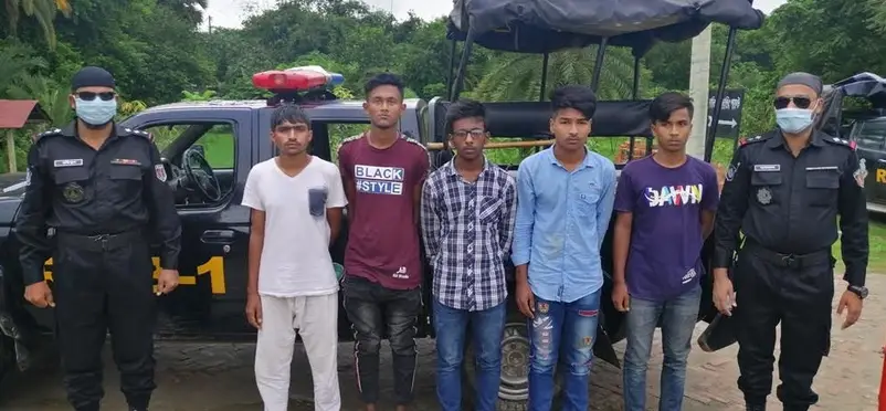 গাজীপুরে যাত্রী বেশে ডাকাতি, অস্ত্রসহ ৫ ডাকাত আটক গাজীপুরে যাত্রী বেশে ডাকাতি, অস্ত্রসহ ৫ ডাকাত আটক
