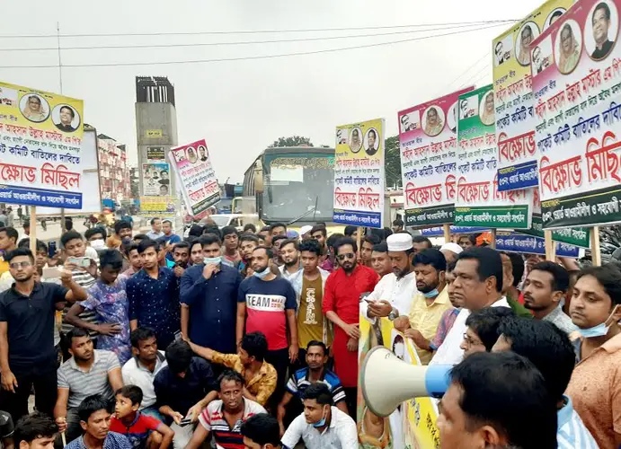 গাজীপুরে ওয়ার্ড কমিটি বাতিল দাবীতে টঙ্গীতে আওয়ামীলীগের মহাসড়ক অবরোধ