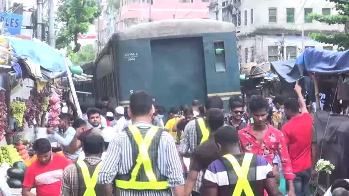 ঢাকা-নারায়ণগঞ্জ রুটে বগি লাইনচ্যুত, ট্রেন চলাচল বন্ধ ঢাকা-নারায়ণগঞ্জ রুটে বগি লাইনচ্যুত, ট্রেন চলাচল বন্ধ