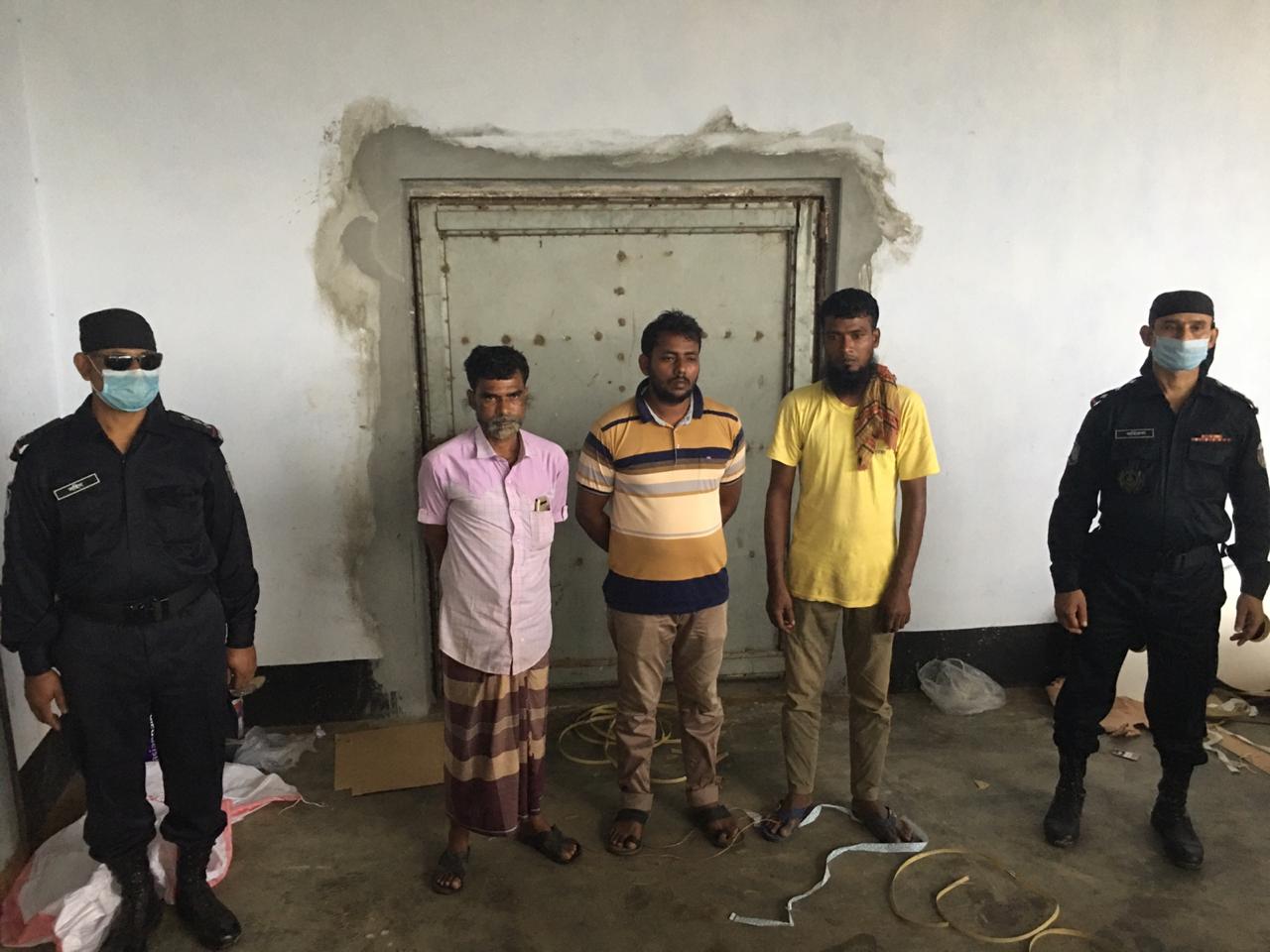 বগুড়ায় অবৈধ সিগারেট জব্দ ॥ আটক তিন বগুড়ায় অবৈধ সিগারেট জব্দ ॥ আটক তিন