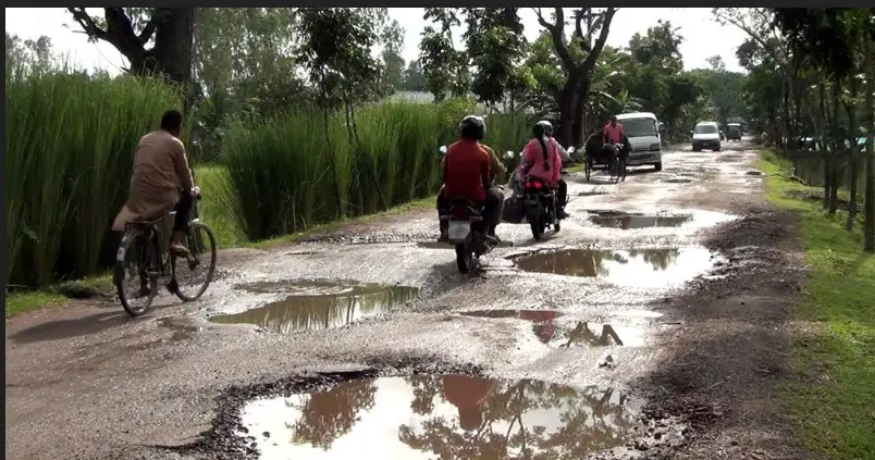 পঞ্চগড়-ভাউলাগঞ্জ সড়ক জুড়ে সারি সারি গর্ত