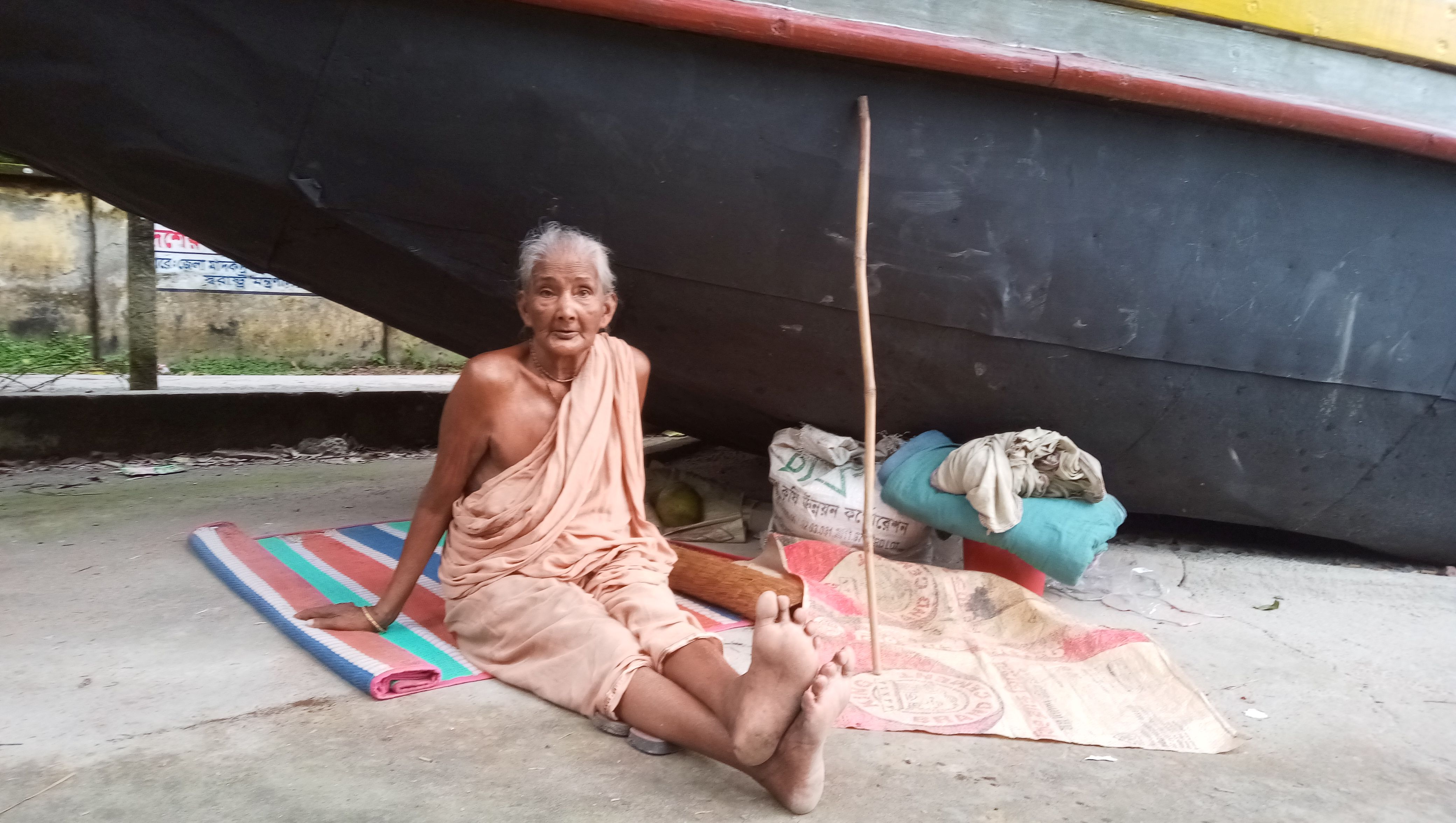 বৃদ্ধা মায়ের আশ্রয় এখন সুলতানের নৌকার নীচে...