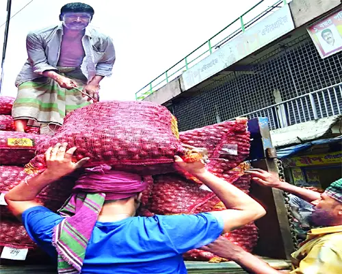 সঙ্কট মেটাতে ১১ দেশ থেকে দ্রুত পেঁয়াজ আসছে