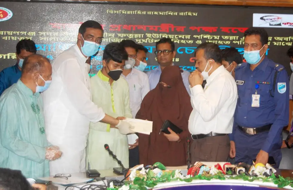 নারায়ণগঞ্জে মসজিদে বিস্ফোরণ ॥ নিহত ও আহত ৩৮ পরিবারের মাঝে ৫ লাখ টাকা করে প্রধানমন্ত্রীর অনুদান বিতরণ নারায়ণগঞ্জে মসজিদে বিস্ফোরণ ॥ নিহত ও আহত ৩৮ পরিবারের মাঝে ৫ লাখ টাকা করে প্রধানমন্ত্রীর অনুদান বিতরণ