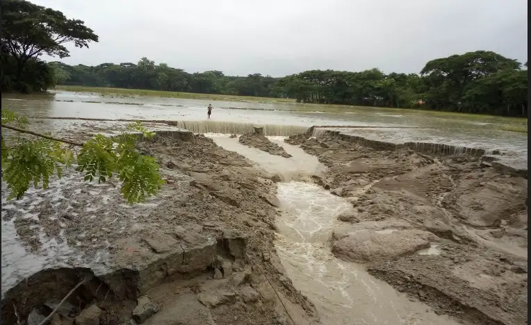 হাতিয়ায় অস্বাভাবিক জোয়ারে ভাঙ্গনের মুখে বেড়িবাঁধ