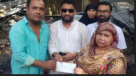 সোনারগাঁয়ে আগুনে ক্ষতিগ্রস্ত পরিবারকে আওয়ামী লীগ নেতার আর্থিক অনুদান সোনারগাঁয়ে আগুনে ক্ষতিগ্রস্ত পরিবারকে আওয়ামী লীগ নেতার আর্থিক অনুদান