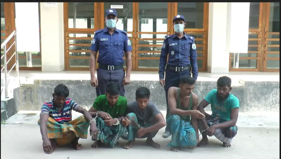 ভোলায় নিষেধাজ্ঞা উপেক্ষা করে মাছ ধরায় ১৫ জেলে আটক ভোলায় নিষেধাজ্ঞা উপেক্ষা করে মাছ ধরায় ১৫ জেলে আটক