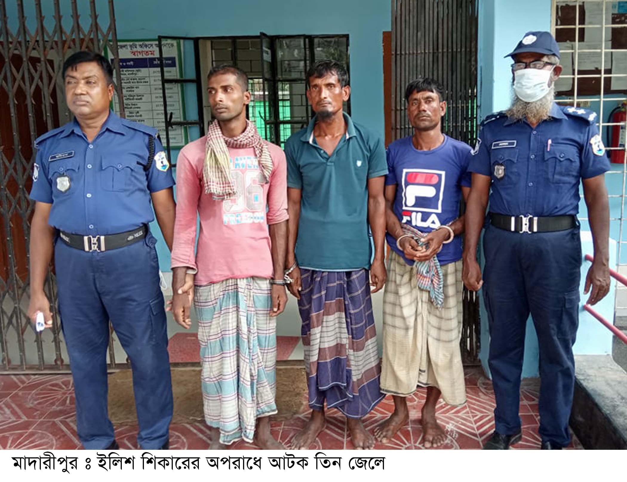 মাদারীপুরে ৩ জেলে আটক ॥ ৭হাজার মিটার কারেন্ট জাল ধ্বংস মাদারীপুরে ৩ জেলে আটক ॥ ৭হাজার মিটার কারেন্ট জাল ধ্বংস