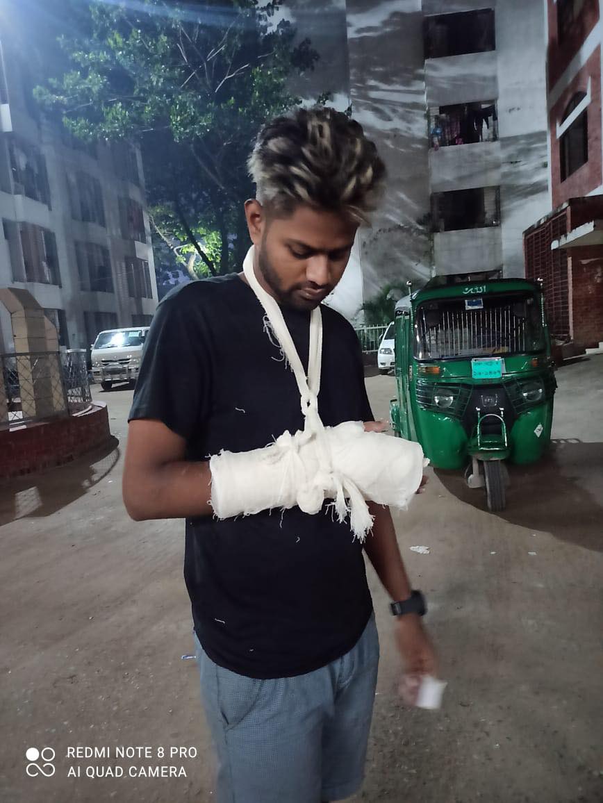 সন্ত্রাসী হামলায় সাবেক জাতীয় ফুটবলার সুমন মারাত্নক আহত সন্ত্রাসী হামলায় সাবেক জাতীয় ফুটবলার সুমন মারাত্নক আহত