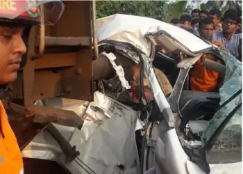 যশোরে প্রাইভেটকারে ট্রেনের ধাক্কা, নিহত ৪ যশোরে প্রাইভেটকারে ট্রেনের ধাক্কা, নিহত ৪