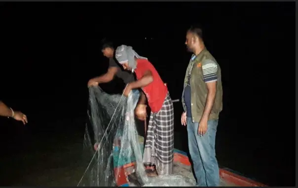 নড়াইলে মাছ ও জাল জব্দ, আটক ৪ নড়াইলে মাছ ও জাল জব্দ, আটক ৪