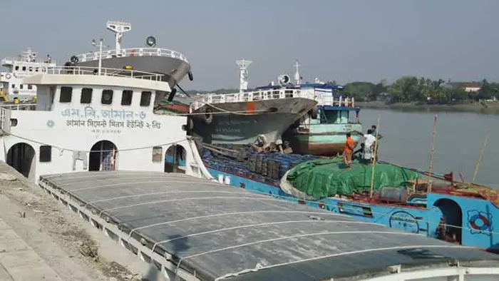 অনির্দিষ্টকালের ধর্মঘটে পণ্যবাহী নৌযান শ্রমিকরা