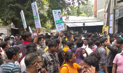 আদালতে সম্রাট, বাইরে মুক্তির দাবিতে স্লোগান দিচ্ছে সমর্থকরা আদালতে সম্রাট, বাইরে মুক্তির দাবিতে স্লোগান দিচ্ছে সমর্থকরা