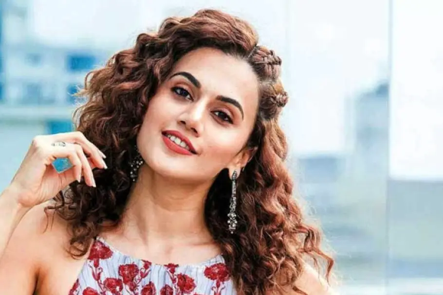 ভিড়ের মধ্যে শরীর স্পর্শ করায় বখাটের আঙুল মচকে দেন তাপসী! ভিড়ের মধ্যে শরীর স্পর্শ করায় বখাটের আঙুল মচকে দেন তাপসী!