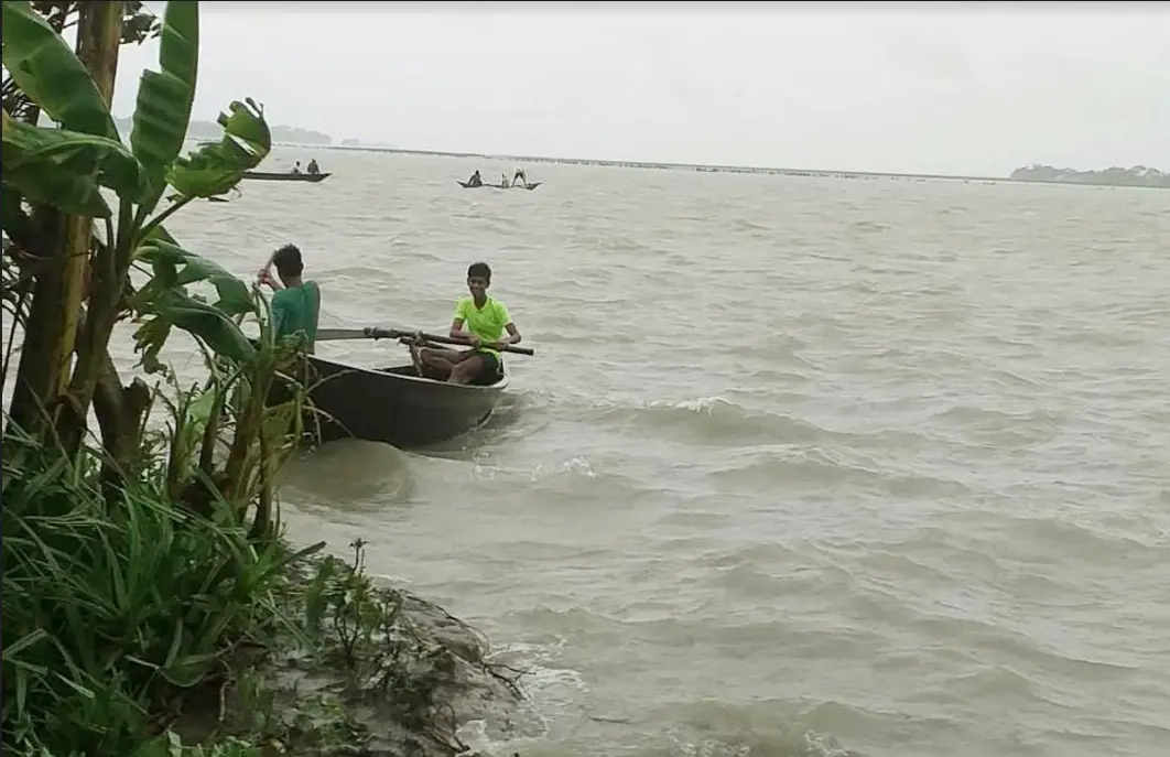 বাউফলের তেঁতুলিয়া নদীতে চলছে মা ইলিশ শিকার বাউফলের তেঁতুলিয়া নদীতে চলছে মা ইলিশ শিকার