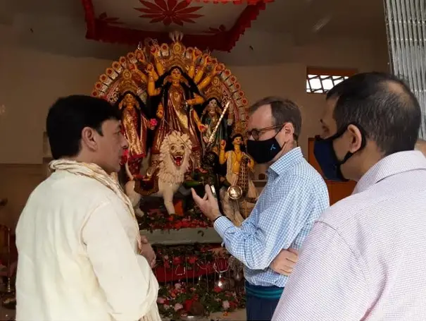 মির্জাপুর গ্রামে ঘুরে ঘুরে দুর্গামন্ডপ পরিদর্শন করলেন ব্রিটিশ হাইকমিশনার মির্জাপুর গ্রামে ঘুরে ঘুরে দুর্গামন্ডপ পরিদর্শন করলেন ব্রিটিশ হাইকমিশনার