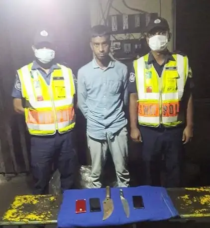 ৯৯৯ এ ফোন করে রক্ষা পেল চালক, ছিনতাইকারি আটক ৯৯৯ এ ফোন করে রক্ষা পেল চালক, ছিনতাইকারি আটক