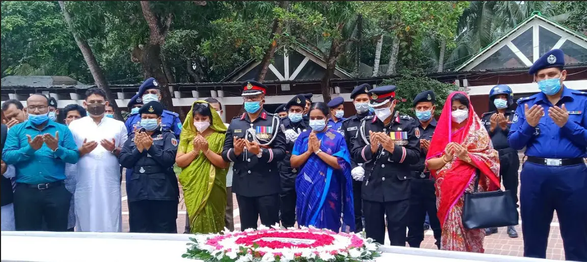 জাতির পিতার সমাধিতে র্যাব মহাপরিচালকের শ্রদ্ধা নিবেদন জাতির পিতার সমাধিতে র্যাব মহাপরিচালকের শ্রদ্ধা নিবেদন