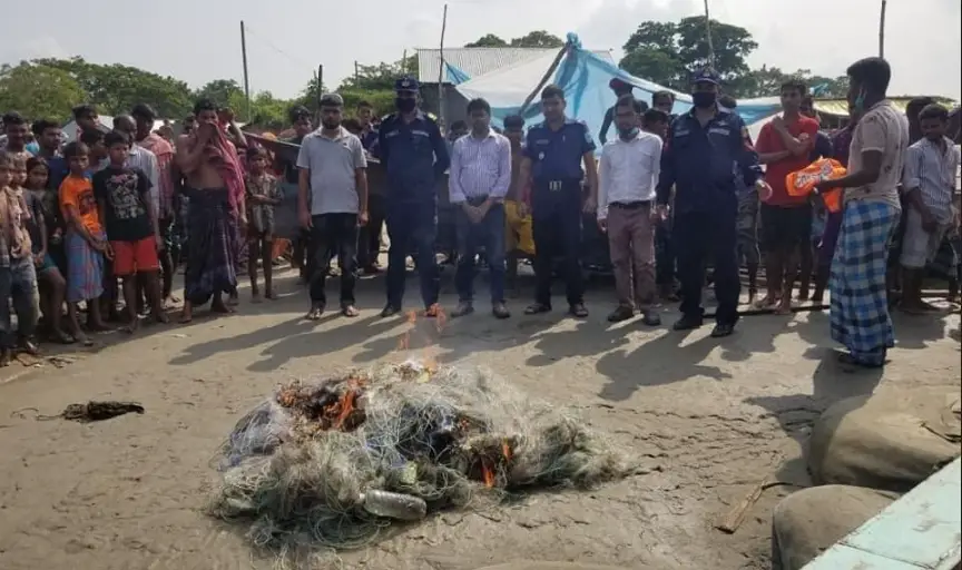 শরীয়তপুরে কিছুতেই থামছেনা মা ইলিশ শিকার