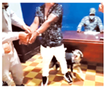 মনিবকে ছাড়িয়ে নিল কুকুর মনিবকে ছাড়িয়ে নিল কুকুর