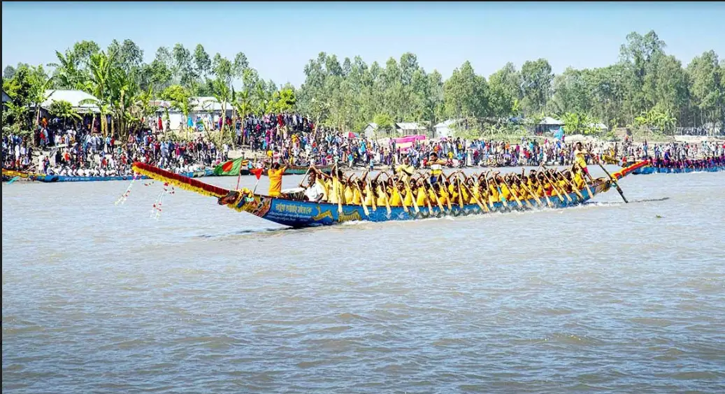 আপন ঐতিহ্যে ফিরেছে সাঘাটার নৌকা বাইচ