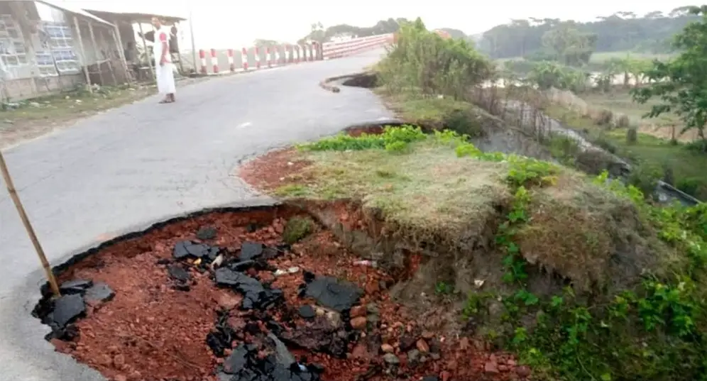 বরিশালে সেতুর সংযোগ সড়কের বেহাল দশা বরিশালে সেতুর সংযোগ সড়কের বেহাল দশা