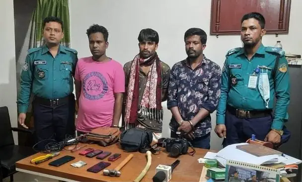 গাজীপুরে মুক্তিপণের দাবীতে ভ্যানচালক অপহরণ, সাংবাদিকসহ গ্রেফতার ৩ গাজীপুরে মুক্তিপণের দাবীতে ভ্যানচালক অপহরণ, সাংবাদিকসহ গ্রেফতার ৩