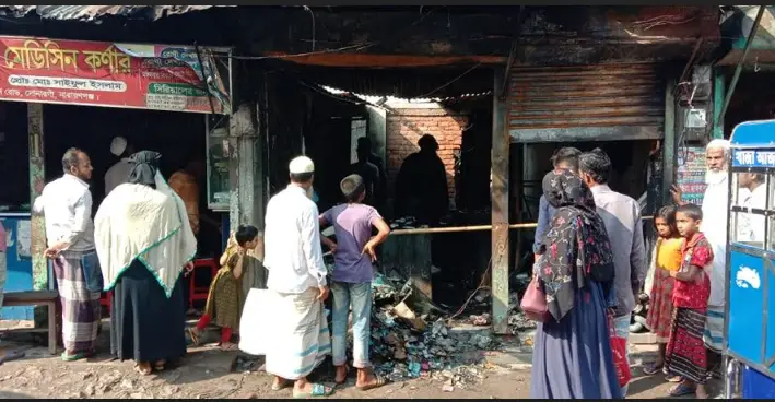 সোনারগাঁয়ে দুইটি দোকানে আগুন সোনারগাঁয়ে দুইটি দোকানে আগুন