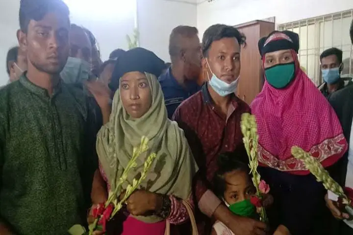 সুনামগঞ্জে স্বামীদের অপেক্ষায় আদালত প্রাঙ্গণে স্ত্রীরা সুনামগঞ্জে স্বামীদের অপেক্ষায় আদালত প্রাঙ্গণে স্ত্রীরা