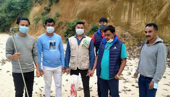 সাতছড়িতে ৩টি দাঁড়াশ সাপ অবমুক্ত সাতছড়িতে ৩টি দাঁড়াশ সাপ অবমুক্ত