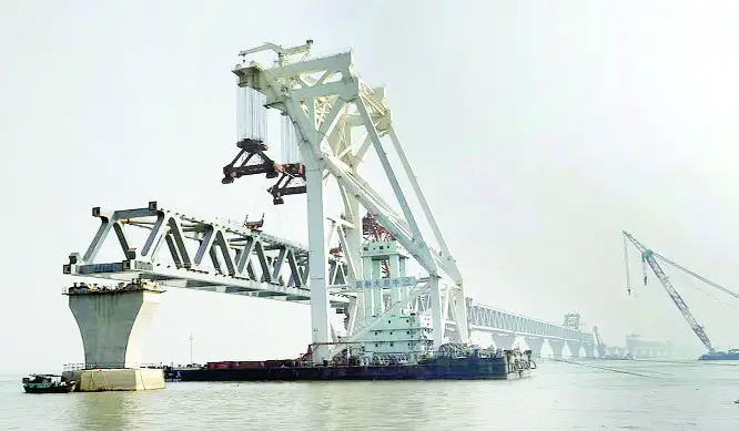 পদ্মা সেতুর ৩৯তম স্প্যান বসেছে, আর বাকি দুটি পদ্মা সেতুর ৩৯তম স্প্যান বসেছে, আর বাকি দুটি