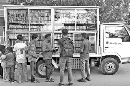 ভ্রাম্যমাণ লাইব্রেরি ‘পরম্পরা’ ঘুরছে শহরজুড়ে