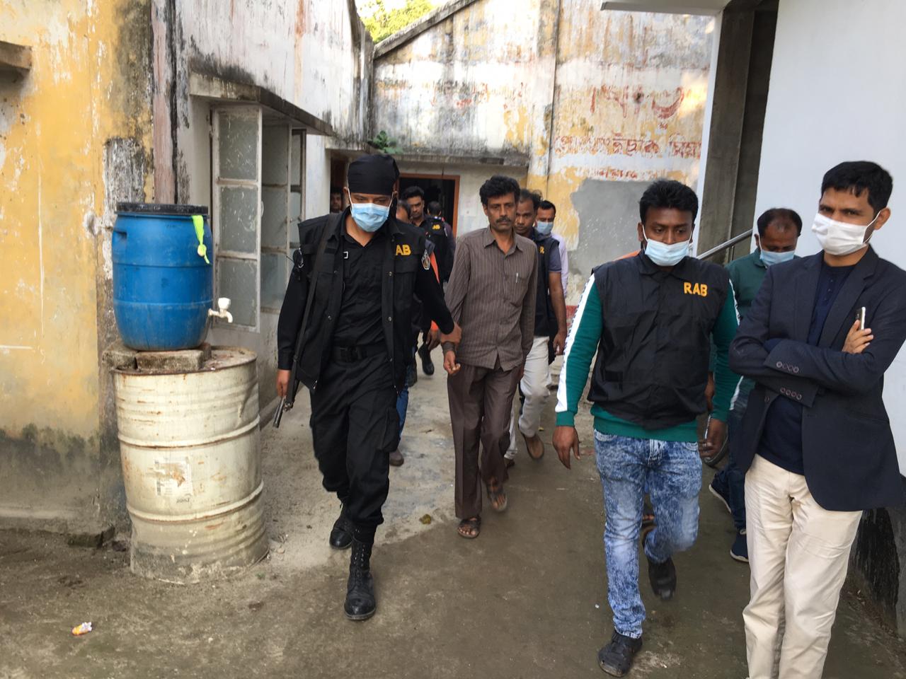 মানিকগঞ্জে অবৈধ সিগারেট কারখানায় অভিযান, আটক এক মানিকগঞ্জে অবৈধ সিগারেট কারখানায় অভিযান, আটক এক